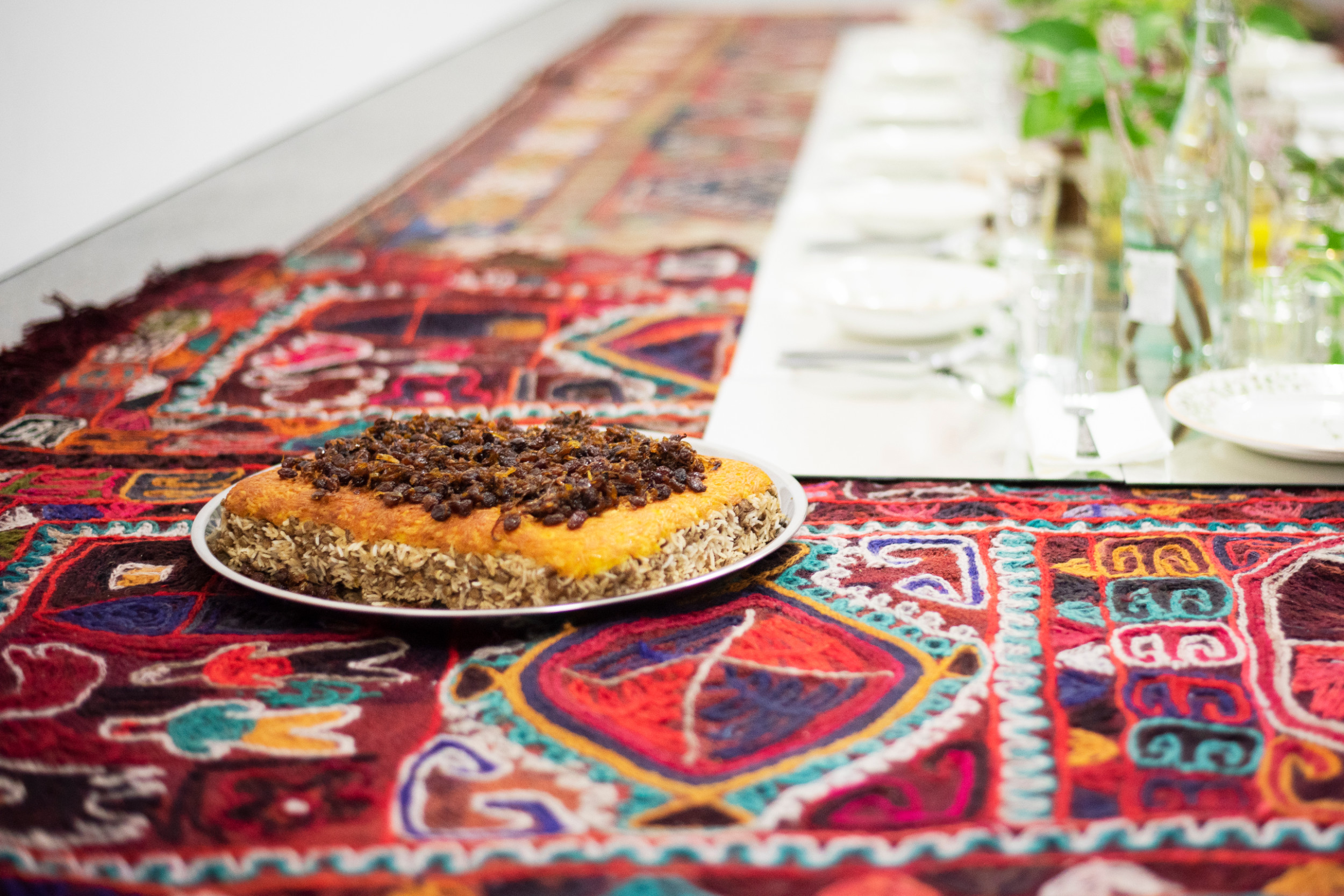 Détail du repas et tapisserie